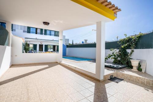 #039 Family Private Pool AC