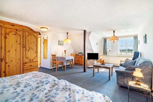 ein Schlafzimmer mit Bett und ein Wohnzimmer in der Unterkunft Schardeichhof Meyer in Pellworm