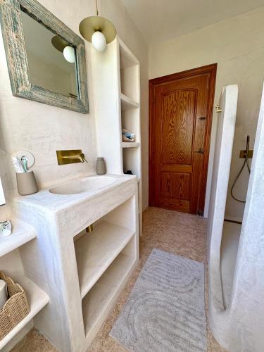 a white bathroom with a sink and a mirror at La FINCAD4 entre plages et Forêt in Son Parc