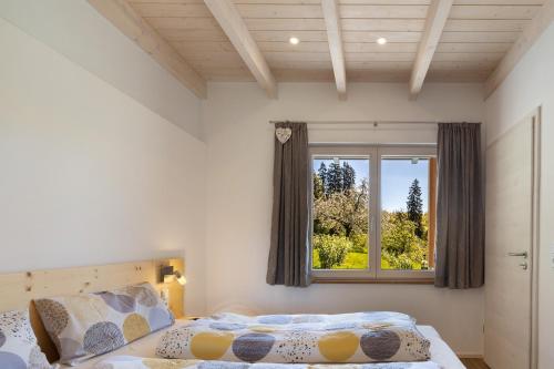 a bedroom with two beds and a window at Tinyhaus Nähe Bodensee in Neukirch