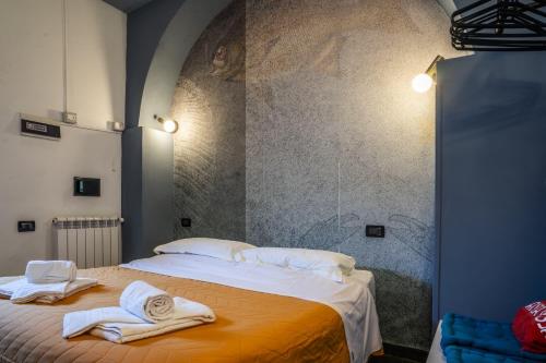 a bedroom with two beds with towels on them at La Stanza Rossa alle Cinque Terre in Manarola