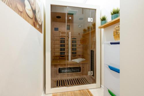 a bathroom with a shower with a glass door at Apartamenty Izerskie - ul. Cicha 13D-E in Świeradów-Zdrój