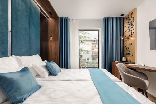 Llit o llits en una habitació de Hotel Eden