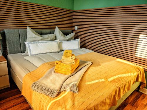 a bed with two towels on top of it at Wilhelms Kojen - Backbordkoje in Wilhelmshaven