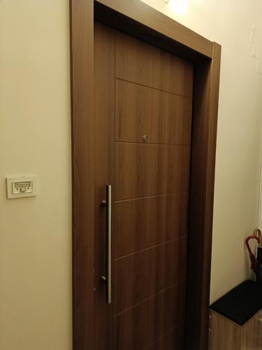 a wooden door in a room with a wall at ΔΙΑΜΕΡΙΣΜΑ ΣΤΟ ΚΕΝΤΡΟ in Tripoli