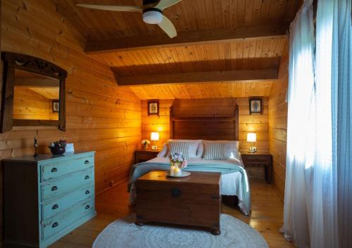 a bedroom with a bed and a dresser at Casa Pinares de Roche tres dormitorios in Cádiz
