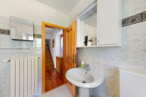 a bathroom with a sink and a bath tub at Casa Carmen a Vinigo in Vinigo