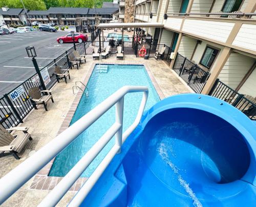 a swimming pool in front of a building at Best Western Johnson's Inn Downtown Gatlinburg in Gatlinburg
