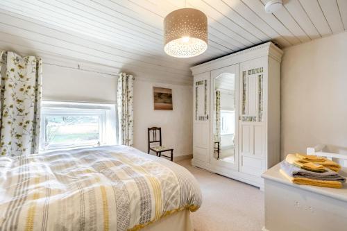 a bedroom with a bed and a window at 2 Bed in Buxton oc-dcbap in Longnor