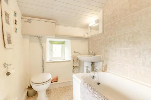 a bathroom with a toilet and a sink and a tub at 2 Bed in Buxton oc-dcbap in Longnor