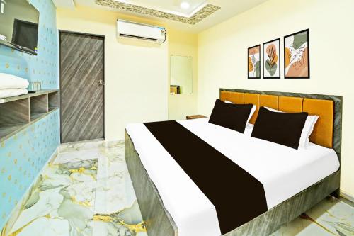a bedroom with a bed in a room at Hotel O Tanatan Premium in Bhopal