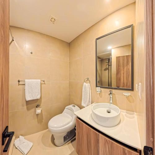 a bathroom with a toilet and a sink at Art Deco 882 in Cuenca