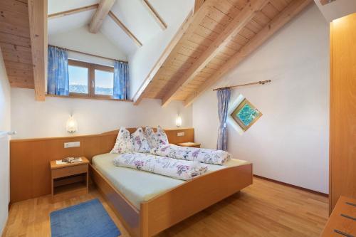 a small bedroom with a bed and a window at Getzenbergerhof in Chienes