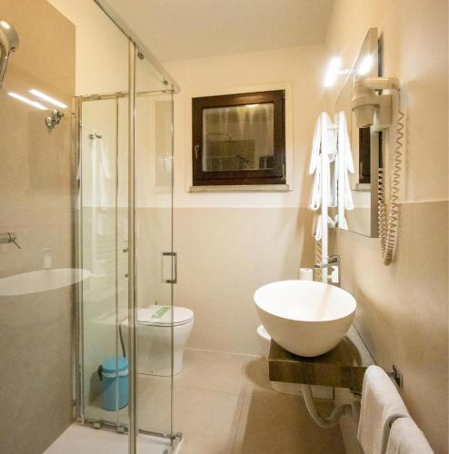 ein Badezimmer mit Waschbecken, Toilette und Dusche in der Unterkunft Hotel Prata Verde in Prata di Pordenone