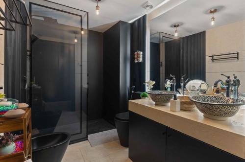 a bathroom with two sinks and a shower at VIP AL FATTAh LUXURY in Estepona