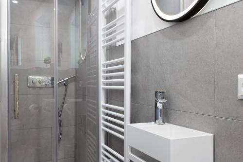 a bathroom with a sink and a shower at Kaisers Haus in Vogtsburg