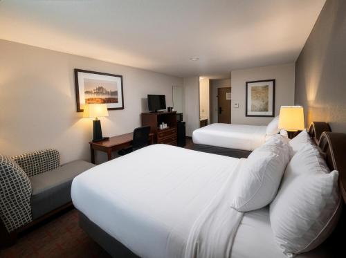 เตียงในห้องที่ Harbor Winds Hotel