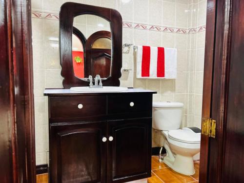 a bathroom with a sink and a mirror at El Tesoro de Arturo in Tilapa