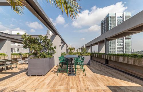 a balcony with a table and chairs on a building at Casa Taman by Kukun in Mexico City