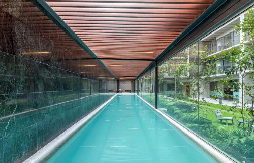 an indoor swimming pool in a building with a pool at Casa Taman by Kukun in Mexico City