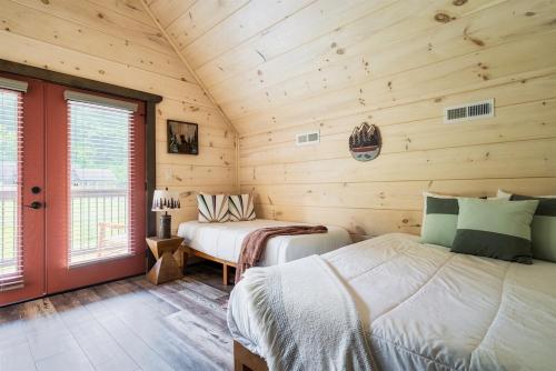 a bedroom with two beds in a log cabin at Paradise Point in Pigeon Forge