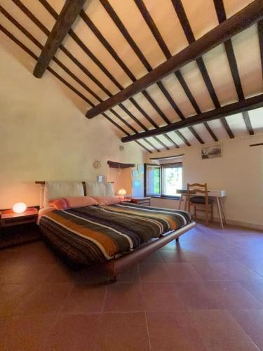 a large bedroom with a large bed in a room at Prana Hill in Cupramontana