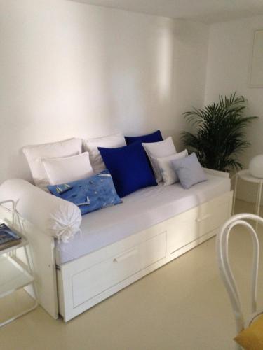 White Apartment Krk With Private Garden