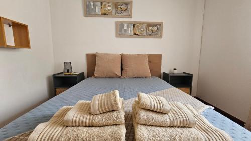 a bedroom with a bed with two pillows at Varanda da Gardunha - Alojamento Local in Fundão