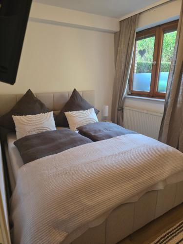 a bedroom with two beds and a window at Ferienwohnung mit kleinem Garten in Nettersheim