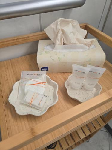 a shelf with two dishes and a box on it at Ferienwohnung mit kleinem Garten in Nettersheim