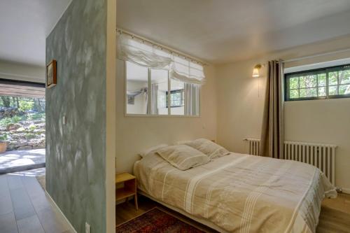 a bedroom with a bed and a window at Les totems de Grésigne in Penne