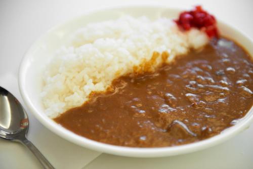 a bowl of rice and a bowl of chili at Hotel Select Inn Isesaki in Isesaki