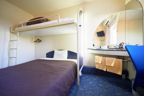 伊勢崎市的住宿－伊勢崎精選酒店，一间卧室配有双层床和镜子
