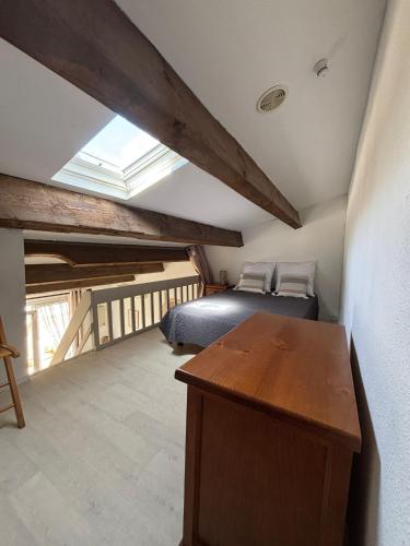 a bedroom with a bed and a desk in a room at Maisonnette cosy à 400 m de la plage - Saint Cyprien in Saint-Cyprien-Plage