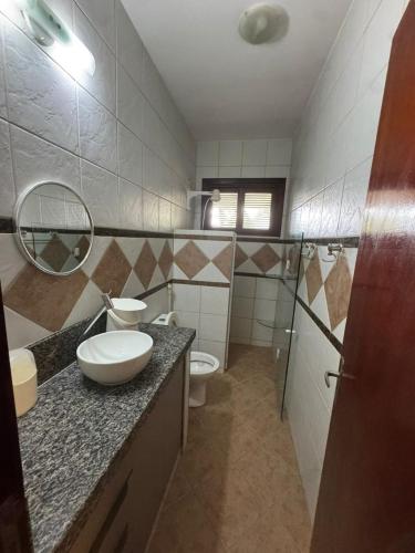 a bathroom with two toilets and a sink at Casa Flamboyant Parajuru in Beberibe