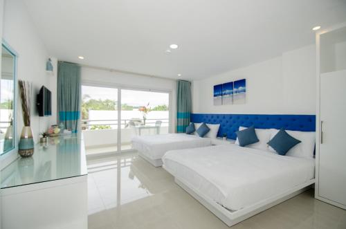 una camera con due letti e una grande finestra di Indila Boracay a Boracay
