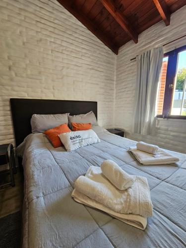 Una cama o camas en una habitación de CASA TILO con pileta exclusiva