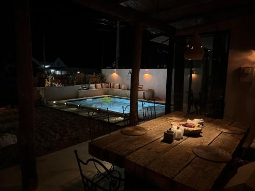 a swimming pool at night with a wooden table and a table sidx sidx at Casa Do Ti Gil in Aldeia do Meco