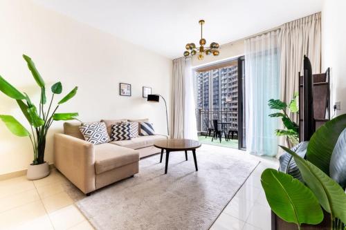 Downtown Apt with Pool Near Burj