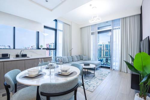Modern 1BHK Apt with Pool, Gym and Equipped Kitchen