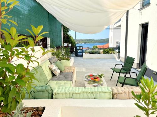 Marevista Apartment - Sea View, Pool & Private Garden near Trogir