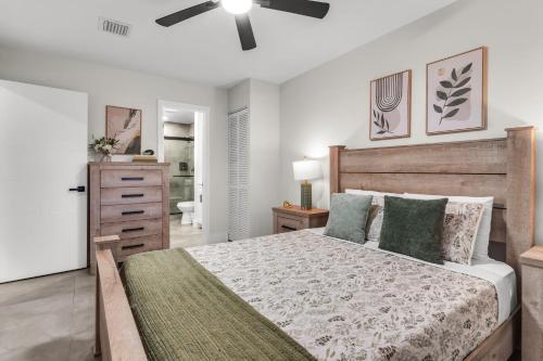 a bedroom with a bed and a ceiling fan at Bayview Apartments By Lowkl in Fort Lauderdale