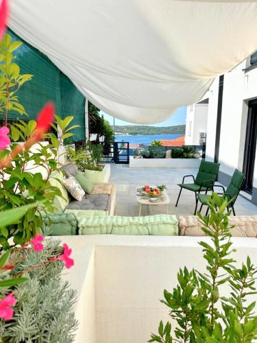 Marevista Apartment - Sea View, Pool & Private Garden near Trogir