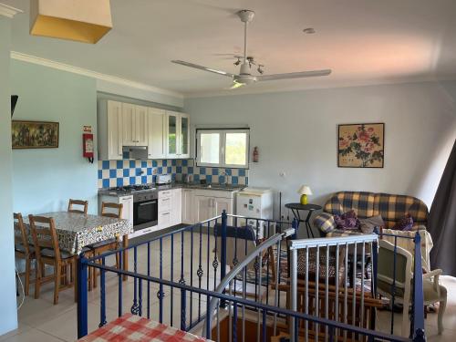 a kitchen and living room with a table and chairs at Casa Gaia in Serpins