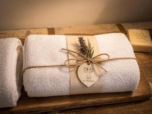 a group of towels sitting on a wooden table at La piccola casa di Tania in Terlizzi