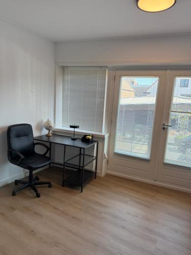 an office with a desk and a chair in a room at IL Mulino House D, keukenhof in Ons Belang