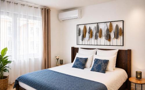 a bedroom with a bed with a blue blanket at Apartman Modiano in Vrnjačka Banja