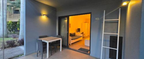 a small room with a table and a bedroom at Cosy Holidays in Trou aux Biches