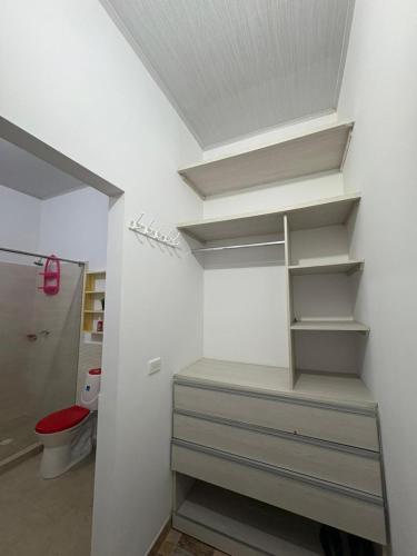 a bathroom with white walls and white shelves at Aguakey in Tauramena
