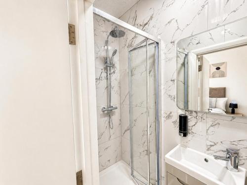 a bathroom with a shower and a sink at ExecStay - Central Reading - Premium Solo Stays in Reading